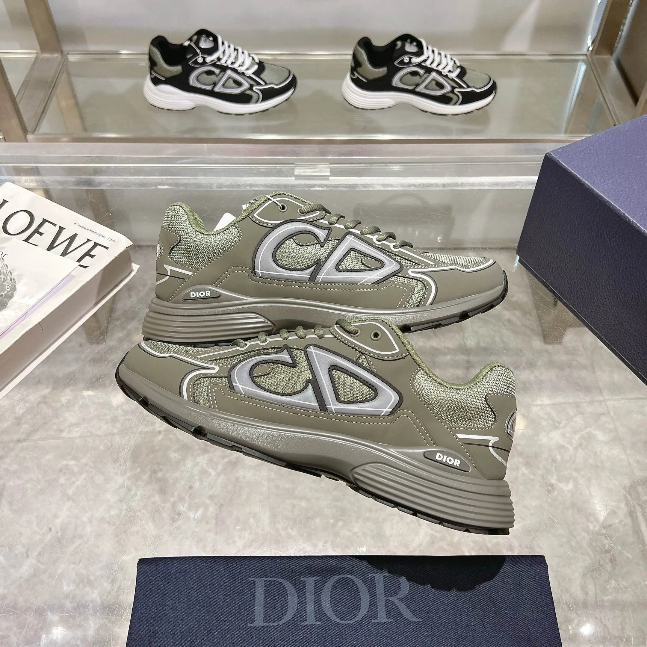 👟👟Ex-factory price 520👟👟 H612 high version B30 low-top sneakers are one of the flagship styles of this series. Crafted from mesh and technical fabrics, it's finished with a reflective 'CD30' graphic and 'DIOR B30' and 'CD30' logos on the heel and tongue. The extra-light, sculpted rubber sole adds style with signature accents, while internal stretch details create ideal comfort. Can be paired with a variety of casual looks to show a fashionable, modern and sporty style. ✅Size: 35-47 (45-46-47 customized, non-returnable and non-exchangeable) ✅Sole material: Original ultra-light IP sole ✅Packaging: Brand new counter packaging